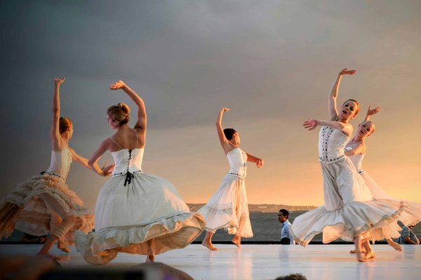 Quelles astuces pour créer un festival de danse urbaine mettant en avant les talents locaux ?